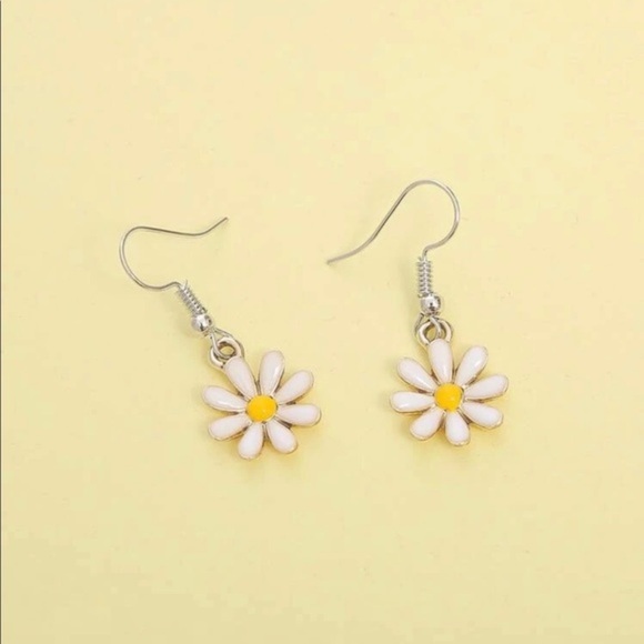 3/$30 🌻 Sunflower Drop Earrings - Picture 3 of 4